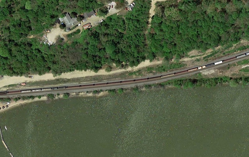 GoogleEarth image of railroad adjacent to shoreline